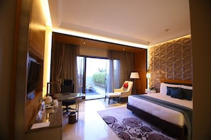 Phòng Suite Junior | Bộ đồ giường cao cấp, minibar, két bảo mật tại phòng, bàn