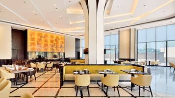 2 restaurants; breakfast, lunch, and dinner served