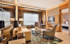 高档床上用品、迷你吧、客房内保险箱、办公桌