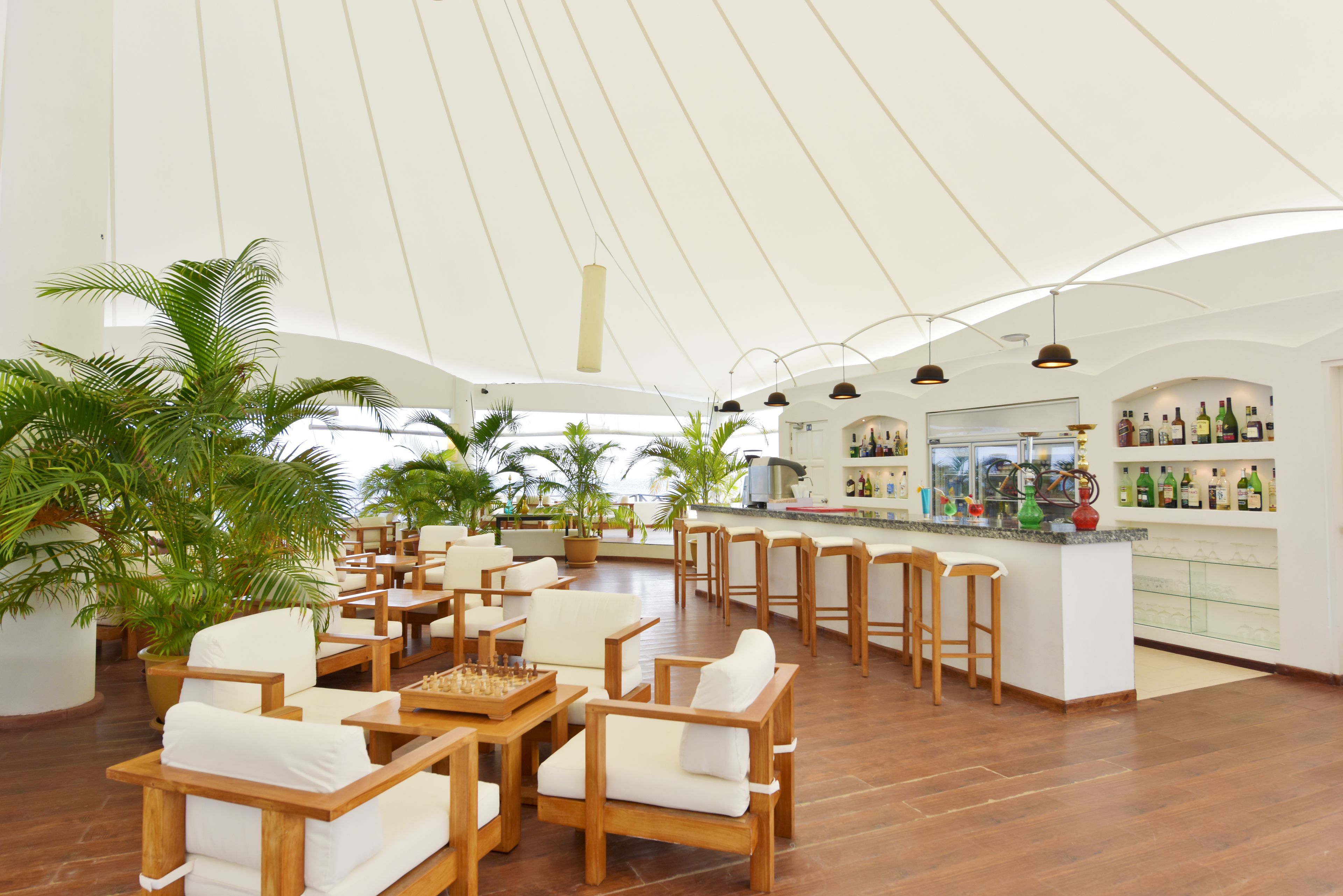 2 bares o lounges, bar junto a la alberca 