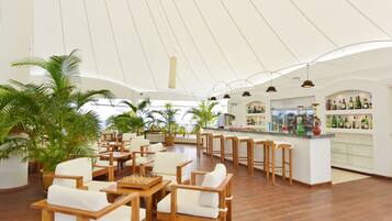 2 bares o lounges, bar junto a la alberca