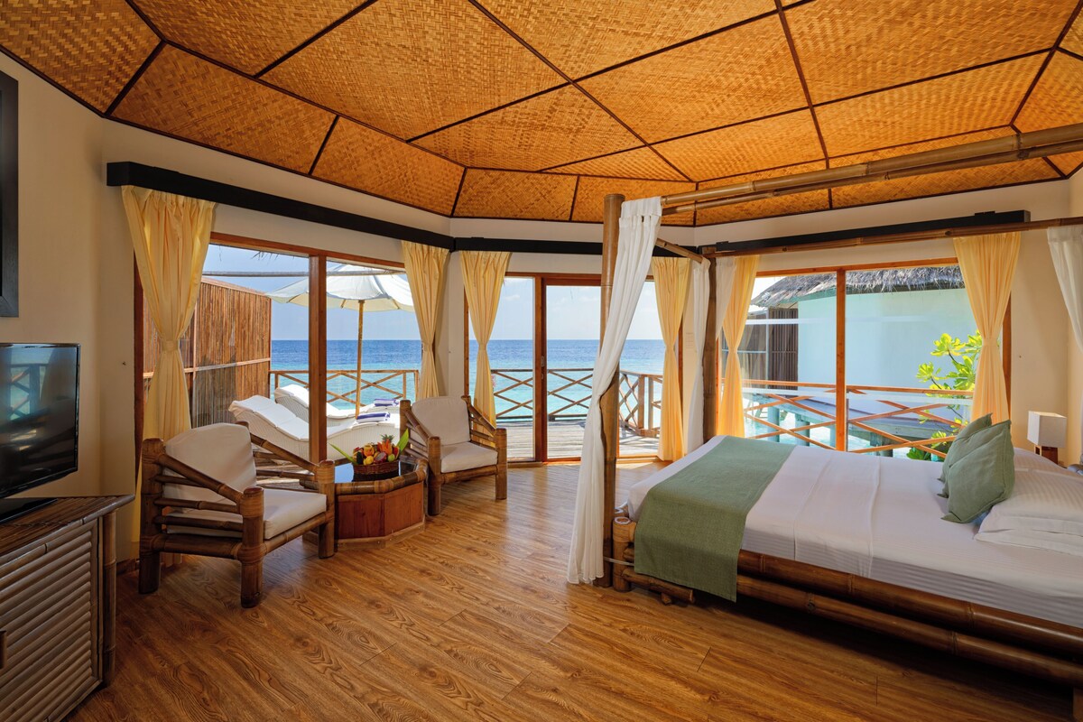 Semi Water Bungalow | Safe på rommet, skrivebord, strykejern/-brett og barnesenger (inkludert)