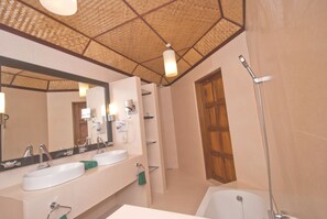 Bungalow, sull'acqua | Vasca da bagno a immersione totale