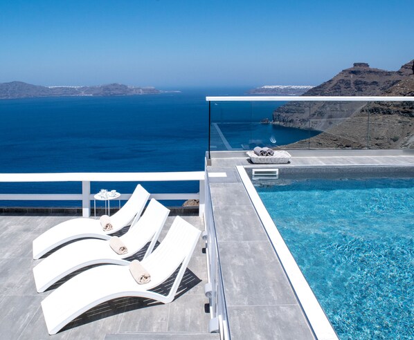 Outdoor pool, pool umbrellas, sun loungers - Thireas Hotel (Santorini)
