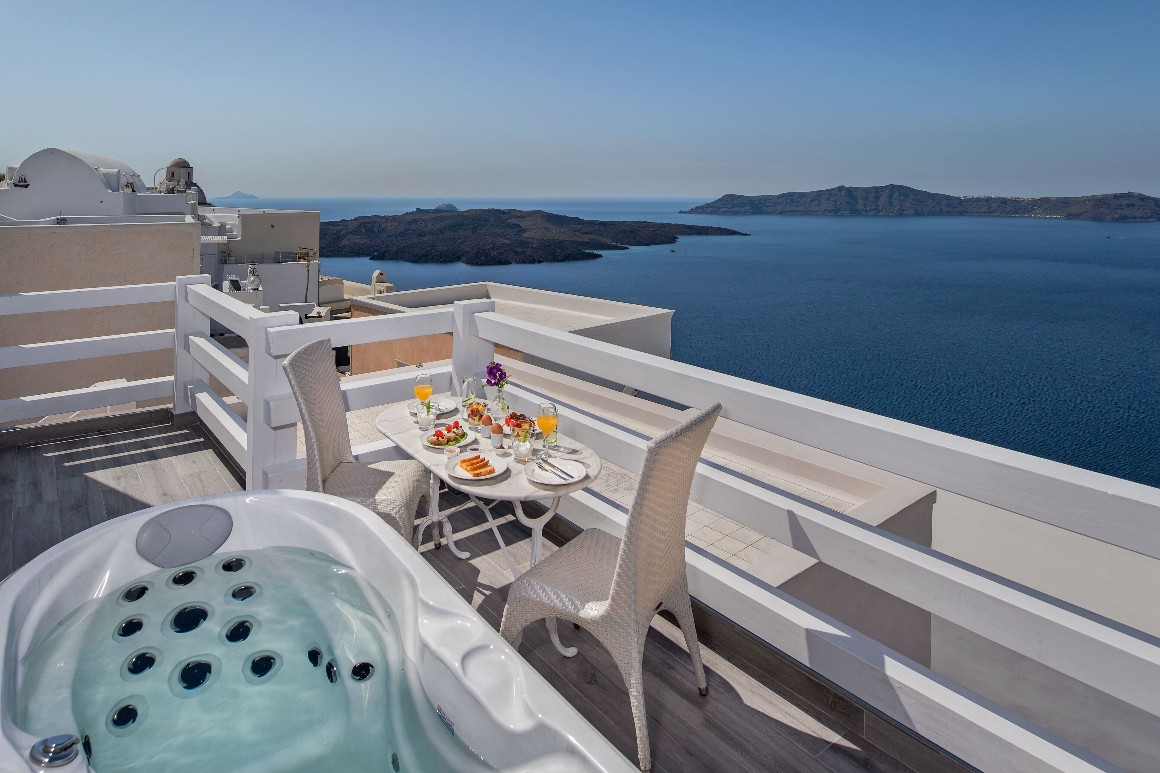 honeymoon studio suite, heated tub, sea view | premium bedding, minibar, in-room safe, soundproofing