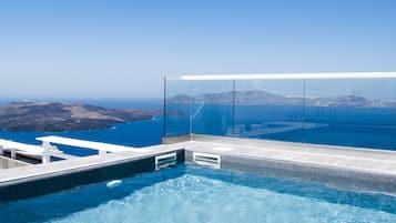 Piscine extérieure, parasols de plage, chaises longues