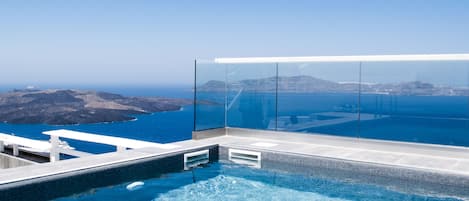 Udendørs pool, parasoller, liggestole