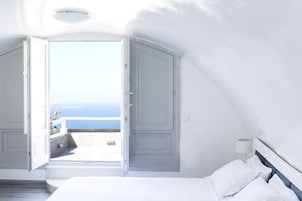 Premier Double Room, Sea View | Peralatan tempat tidur premium, bar mini, peti besi dalam bilik 
