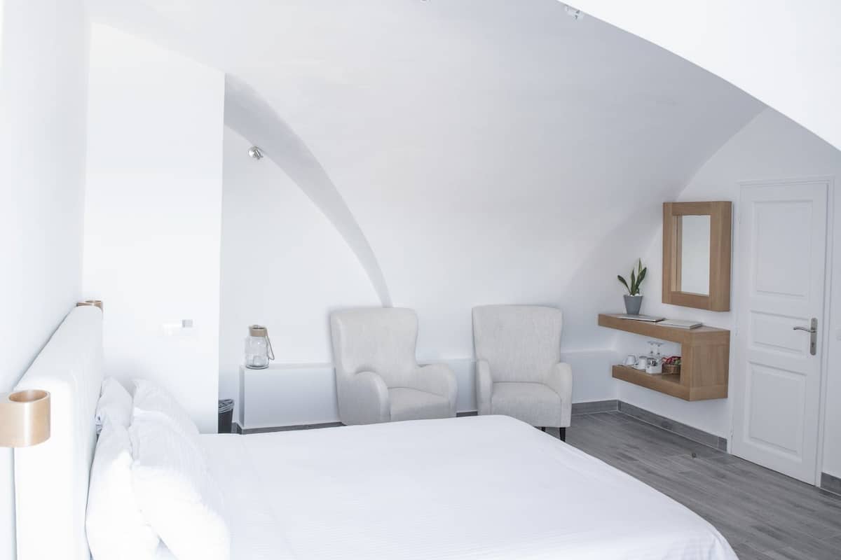 Premium bedding, minibar, in-room safe, soundproofing