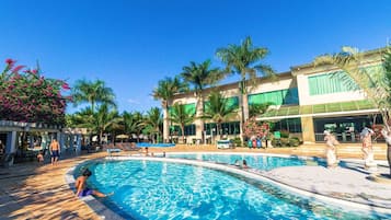 12 piscinas externas, espreguiçadeiras