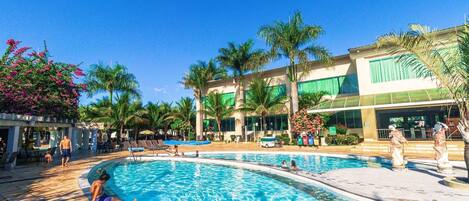 12 piscinas externas, espreguiçadeiras