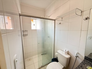 APARTMENT 112 | Banheiro | Chuveiro, secador de cabelo (mediante solicitação)