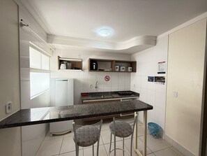 APARTMENT 121 | Cozinha privada | Micro-ondas