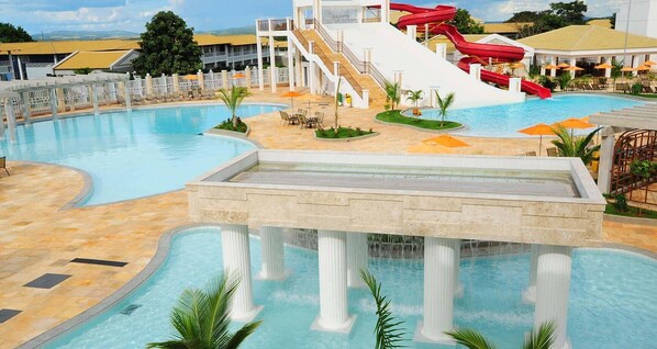 12 piscinas externas, espreguiçadeiras
