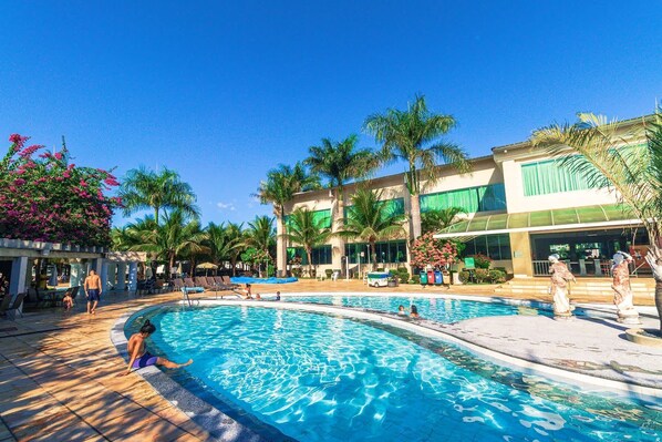 12 piscinas al aire libre, tumbonas