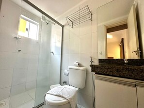 Appartement | Badkamer | Een douche, een haardroger