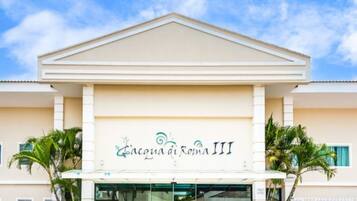 Un edificio con un cartel que dice 'Casual di Roma III' en la entrada.