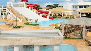 12 piscinas externas, espreguiçadeiras
