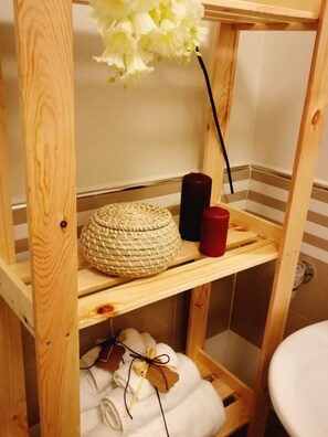 Habitación triple Deluxe, con acceso para personas discapacitadas | Baño