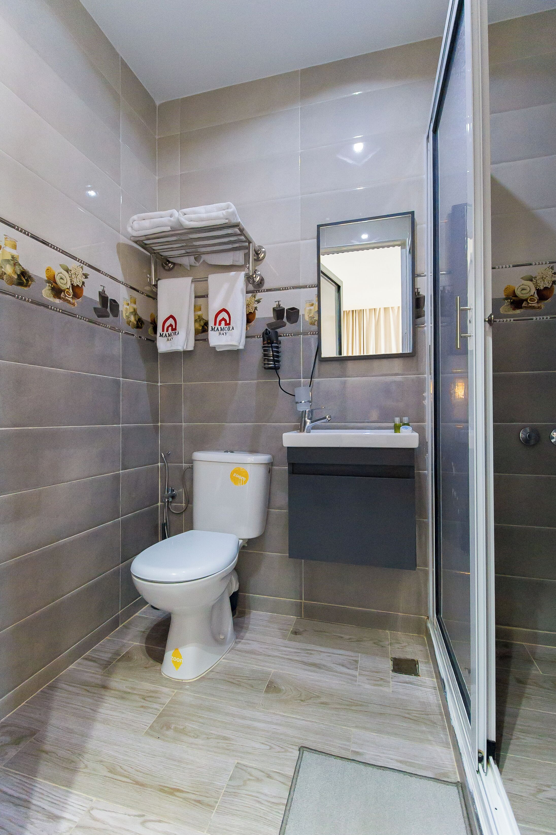 royal room | bathroom | shower, rainfall showerhead, free toiletries, hair dryer