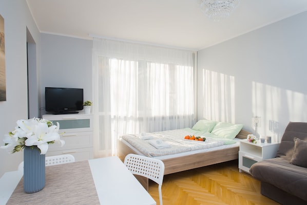 Iron/ironing board, free WiFi, bed sheets