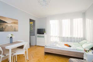 Iron/ironing board, free WiFi, bed sheets