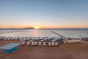 Private beach, sun-loungers, beach umbrellas, beach towels - Cyrene Grand Hotel (Sharm el Sheikh)