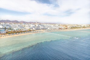Privatstrand, Liegestühle, Sonnenschirme, Strandtücher