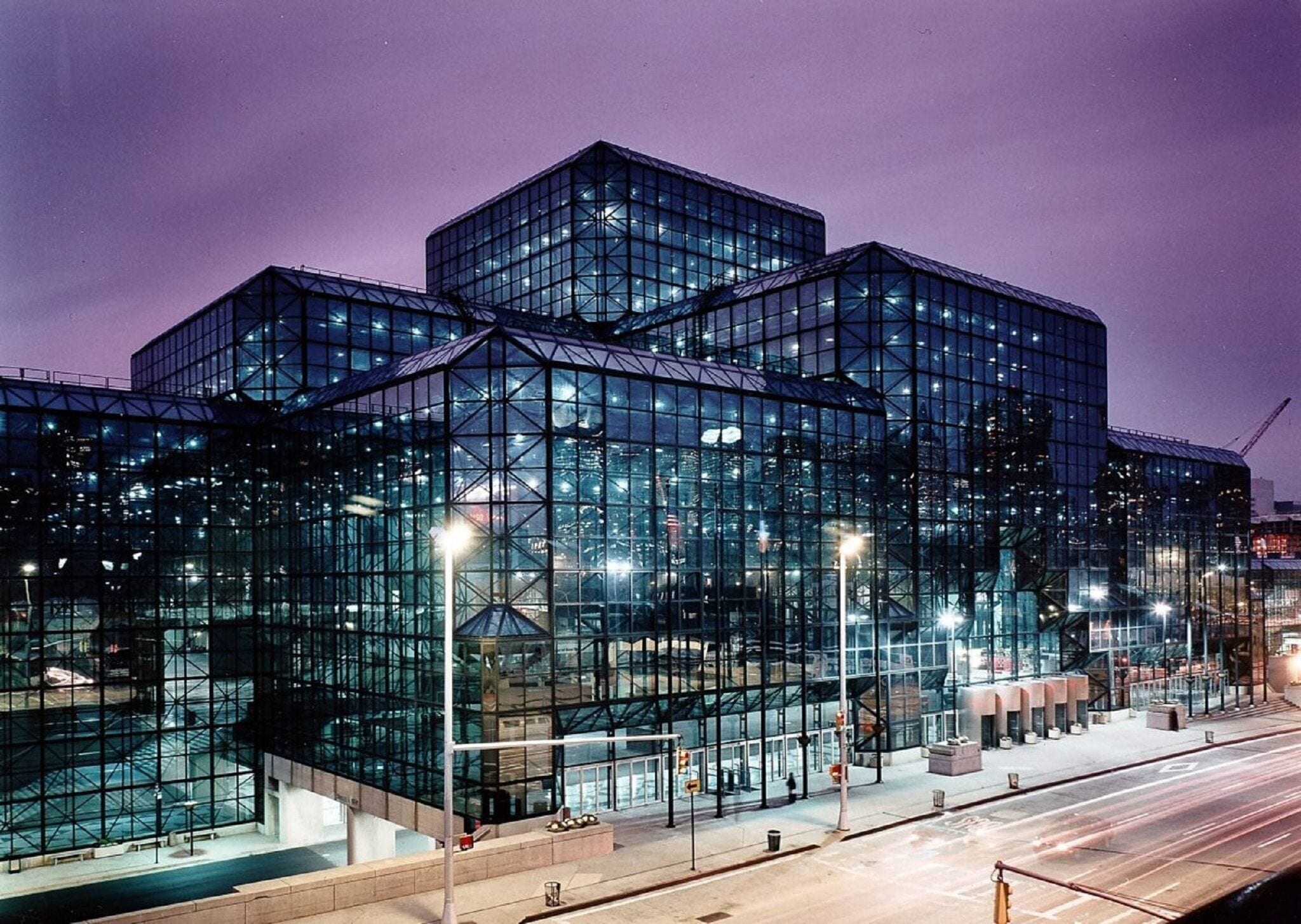 Un edificio moderno de vidrio con varios niveles y una estructura geométrica compleja.