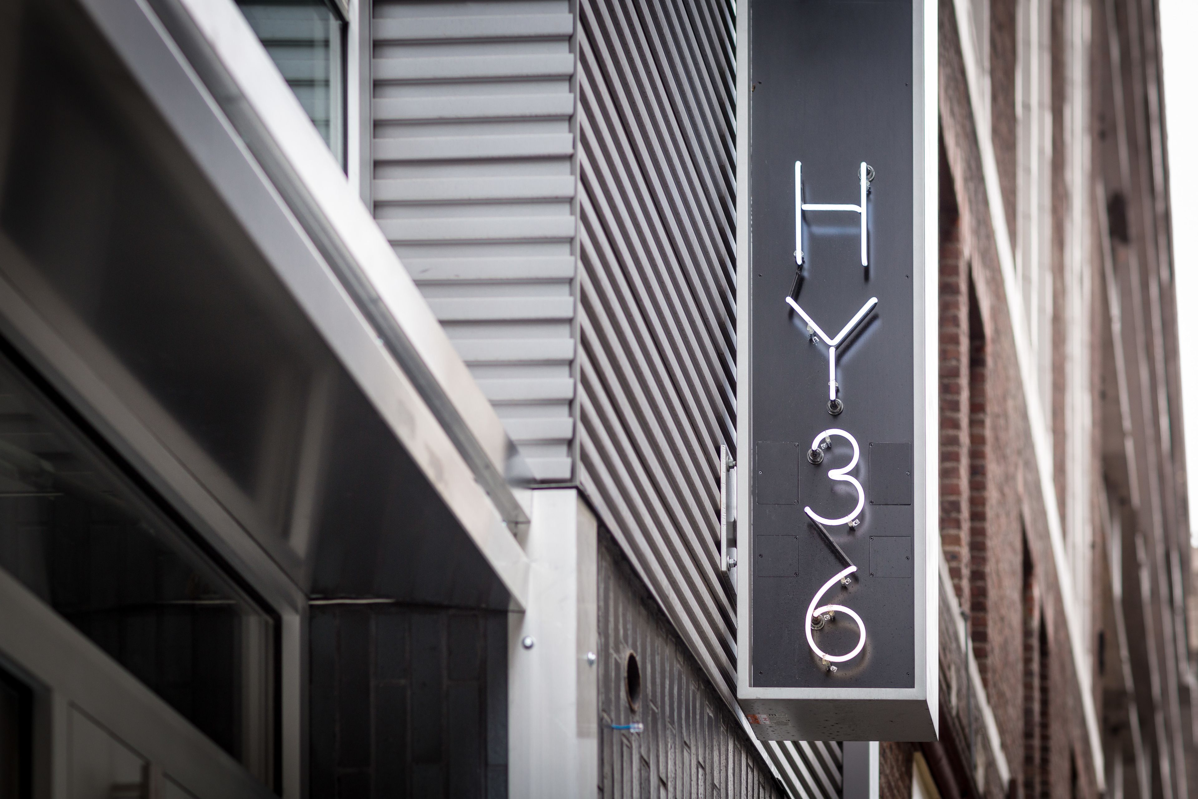 Une façade d’immeuble avec une enseigne indiquant « HY 36 ».