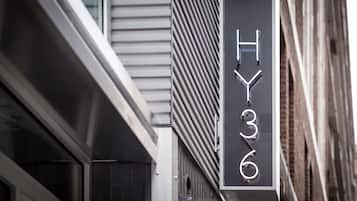Une façade d’immeuble avec une enseigne indiquant « HY 36 ».