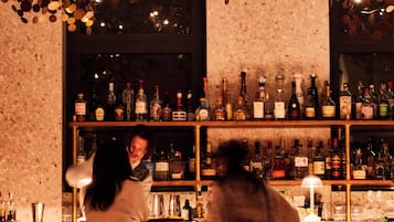 Bar de cocteles, con mesas al aire libre, abre todos los días