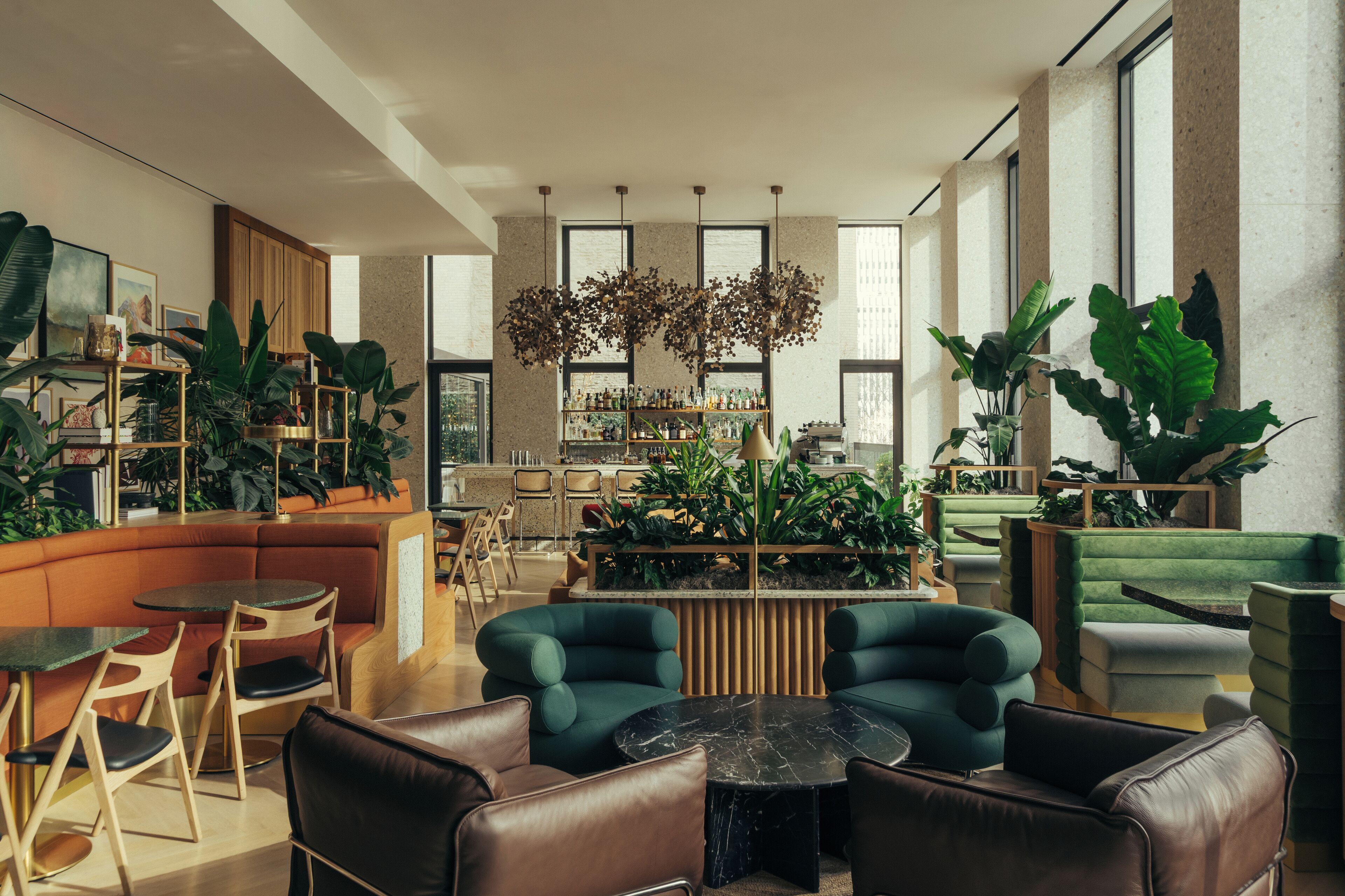 Bar de cocteles, con mesas al aire libre, abre todos los días 