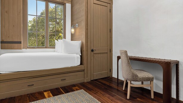Une chambre à coucher avec un lit, un bureau et une chaise.