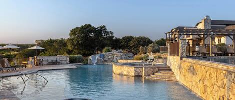 2 albercas al aire libre