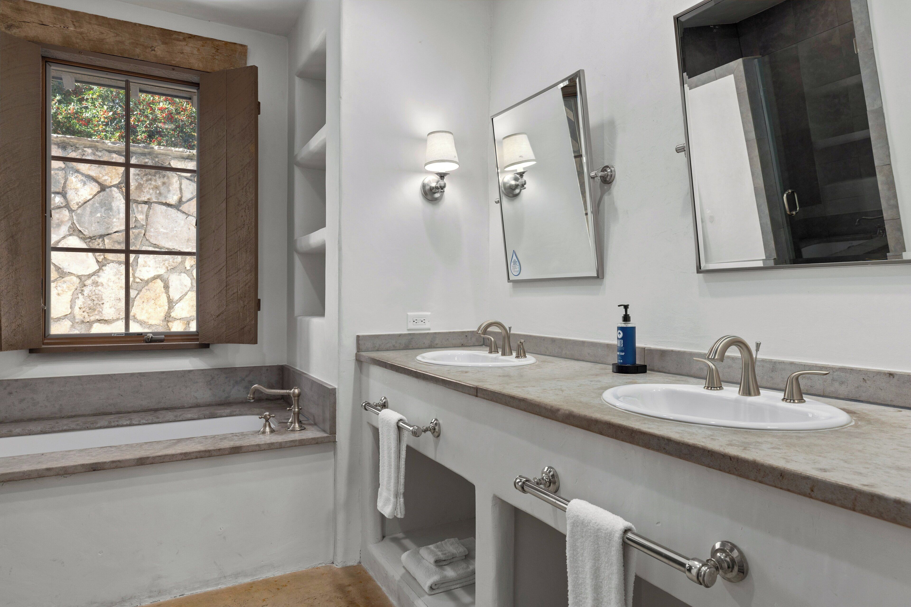 combined shower/bathtub, free toiletries, hair dryer, towels