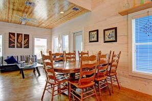 In-room dining - 6 On The Beach VW6 (Port Aransas)