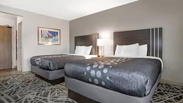 Een bureau, een laptopwerkplek, verduisterende gordijnen