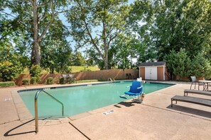 Seasonal outdoor pool, open 10:00 AM to 8:00 PM, pool loungers - Country Inn & Suites by Radisson, Montgomery East I-85 (Montgomery)