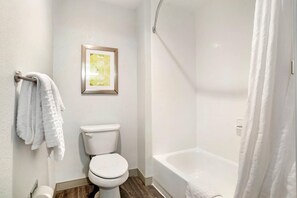 Combined shower/tub, free toiletries, towels