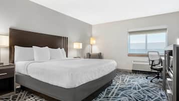 Suite, 1 cama King size y sofá cama, para no fumadores | Escritorio, espacio para trabajar con laptop y cortinas blackout