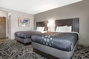 Escritorio, espacio para trabajar con laptop y cortinas blackout