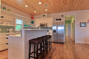 Fridge, microwave, coffee/tea maker - Casa Las Olas OV31 (Port Aransas)