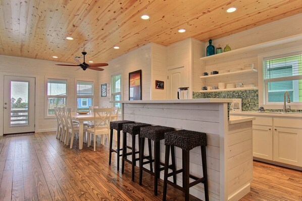 Fridge, microwave, coffee/tea maker - Casa Las Olas OV31 (Port Aransas)