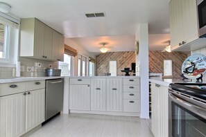House, 4 Bedrooms | Private kitchen | Fridge, microwave, stovetop, dishwasher - Avalon Sunrise LC13 (Port Aransas)