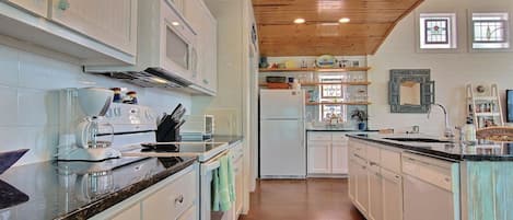 House, 3 Bedrooms | Private kitchen | Fridge, microwave, coffee/tea maker