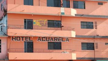 Un edificio de varios pisos con un letrero que dice "HOTEL AQUIARELA".