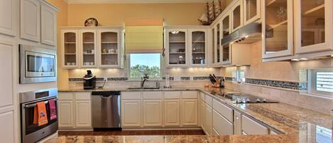 House, 5 Bedrooms | Private kitchen