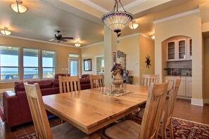 House, 5 Bedrooms | In-room dining