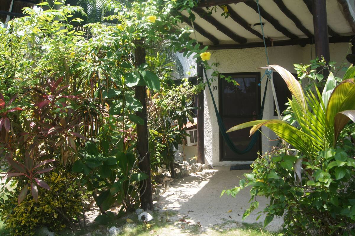 Double Room (with Air Conditioning) | Peti besi dalam bilik, cadar katil